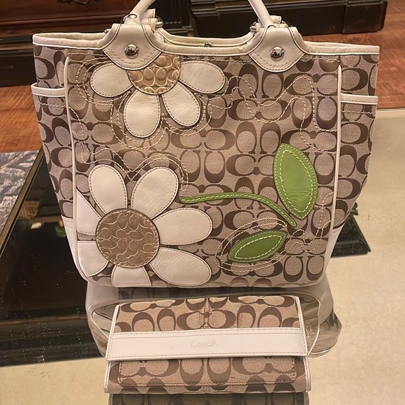 Coach Handbags - Beautiful COACH Daisy Bleeker Signature RARE Shoulder Bag/Tote Green Satin Lined